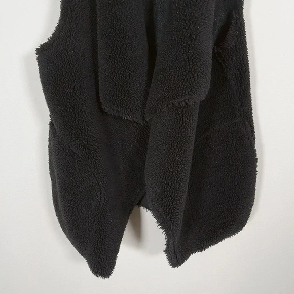 VELVET BY GRAHAM AND SPENCER | FAUX FUR BLACK REVERSIBLE VEST - Picture 6 of 14